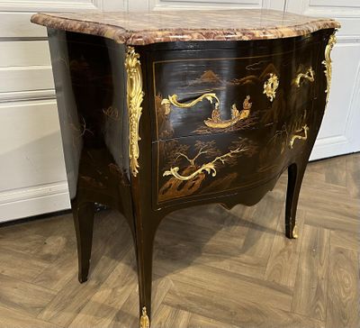 une commode noire et dorée avec un plateau en marbre