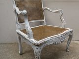 une chaise blanche dont l'assise est en osier