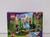 La boîte est ouverte pour montrer le contenu du coffret Lego Friends.
