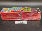 une pile de jeux Nintendo posée sur une table, avec une étiquette de prix
