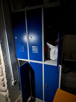 deux casiers bleus dans le coin d'une pièce