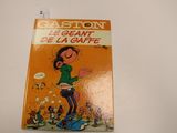 un livre orange sur lequel figure un personnage de bande dessinée, posé sur une table