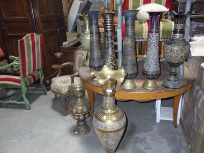 de nombreux vases différents posés sur une table dans une pièce
