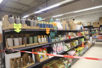 un homme qui se tient devant un rayon de magasin