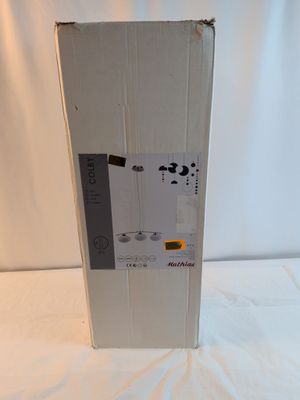 une boîte posée sur un lit, dans laquelle se trouve une télécommande