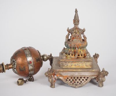 Tibet, XXe siècle Lot comprenant un stupa en cuivre entouré …