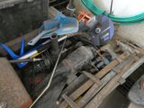 une photo montrant un tas d'outils dans un garage