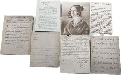 plusieurs vieux papiers couverts d'écriture, posés sur une table