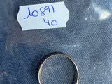 une bague posée sur un morceau de papier