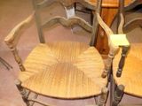 deux chaises assises l'une à côté de l'autre dans une pièce
