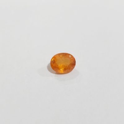 un saphir orange sur un fond blanc