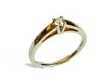 gros plan d'une bague en diamant sur fond blanc