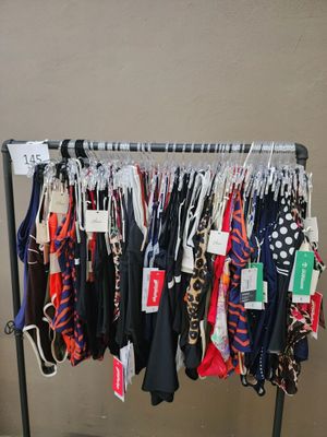 un portant sur lequel sont suspendus de nombreux types de vêtements différents
