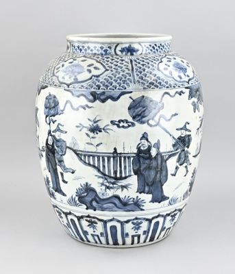un vase bleu et blanc sur lequel est représenté un groupe de personnes