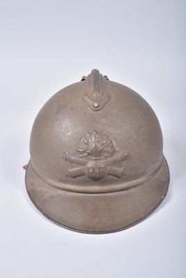 un casque marron orné d'un crâne et d'os croisés