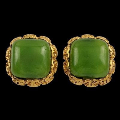 une paire de boucles d'oreilles en or et en jade vert
