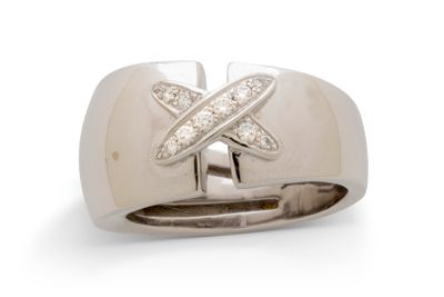 une photo d'une bague en diamant ornée d'une croix