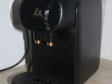 une machine à café noir posée sur une table en bois