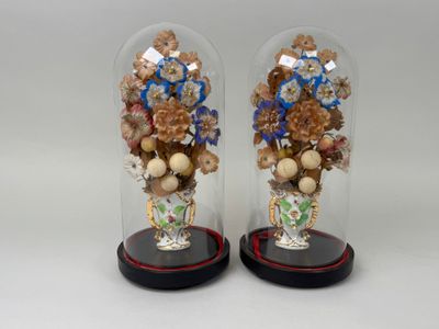 deux vases contenant des fleurs, posés sur une table
