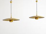 deux lampes en laiton suspendues au plafond dans une pièce blanche