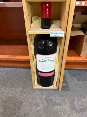 une bouteille de vin posée dans une caisse en bois