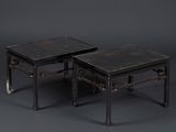 une paire de tables Lac Lac noires avec des pieds en métal