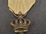 l'image d'une médaille surmontée d'une couronne