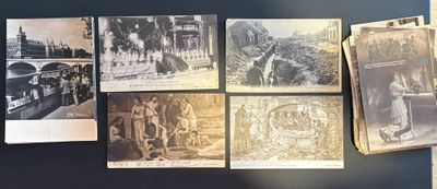 de nombreuses vieilles photos accrochées au mur de cette pièce