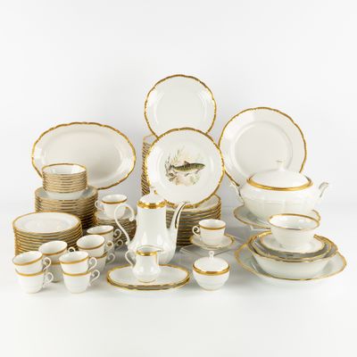 beaucoup d'assiettes et de tasses blanches et dorées