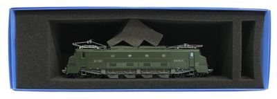 un petit train dans une boîte, avec une montagne en arrière-plan