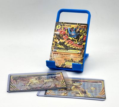 porte-cartes pokemon avec 3 cartes à l'intérieur sur une surface blanche
