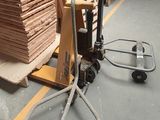 une palette sur laquelle est empilée une pile de bois, dans un entrepôt