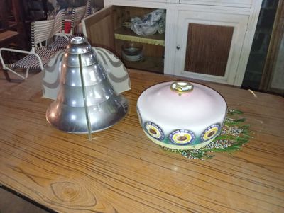 un gâteau posé sur une table en bois à côté d'une cloche