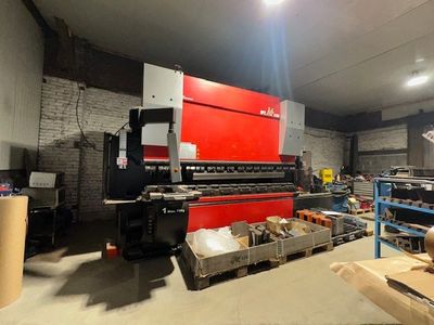 une grande machine installée dans une pièce
