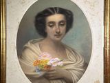 portrait d'une femme tenant un bouquet de fleurs, dans un cadre doré