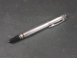 un stylo posé sur une table