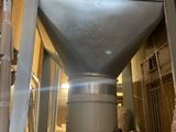 une grande machine installée à l'intérieur d'un bâtiment