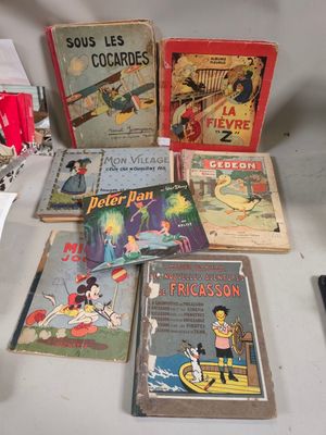 un grand nombre de livres posés sur une table