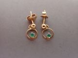 gros plan d'une paire de boucles d'oreilles sur une table