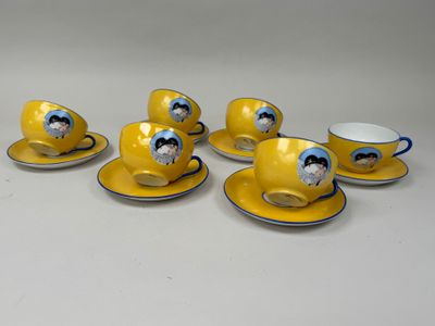 six tasses et soucoupes jaunes ornées de l'image d'un homme