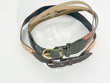 la ceinture est en cuir et est dotée d'une boucle en métal