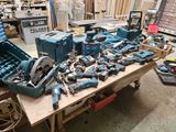 un grand nombre d'outils posés sur une table