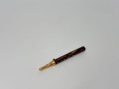 un stylo posé sur une surface blanche