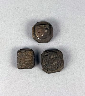 trois morceaux de métal posés sur une table