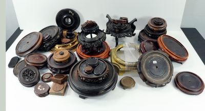 de nombreux types d'objets différents qui se trouvent sur la table