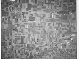 une photo en noir et blanc d'une image satellite d'une ville