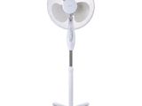 un ventilateur sur pied blanc monté sur un socle blanc