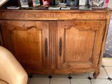une armoire en bois sur laquelle sont posées de nombreuses bouteilles