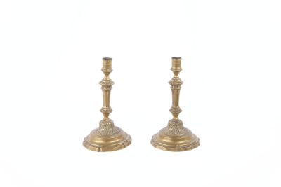 paire de chandeliers anciens en laiton sur fond blanc