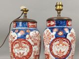 paire de vases chinois ornés de motifs rouges et bleus